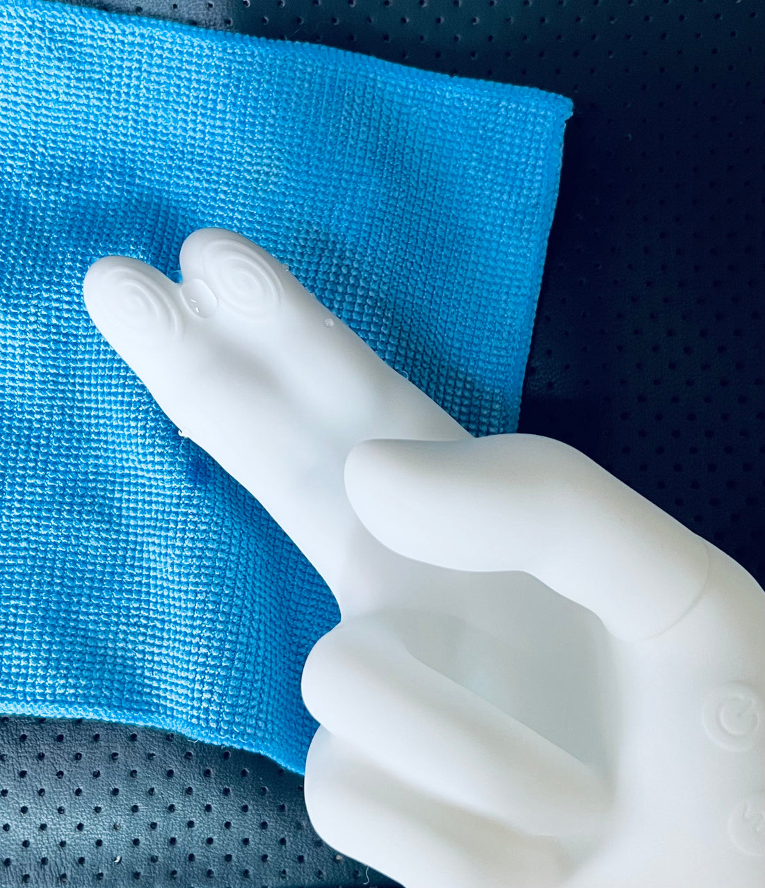 Realistic Hand-Shaped Vibrator: Golden Hand Design, Features & How to Use
